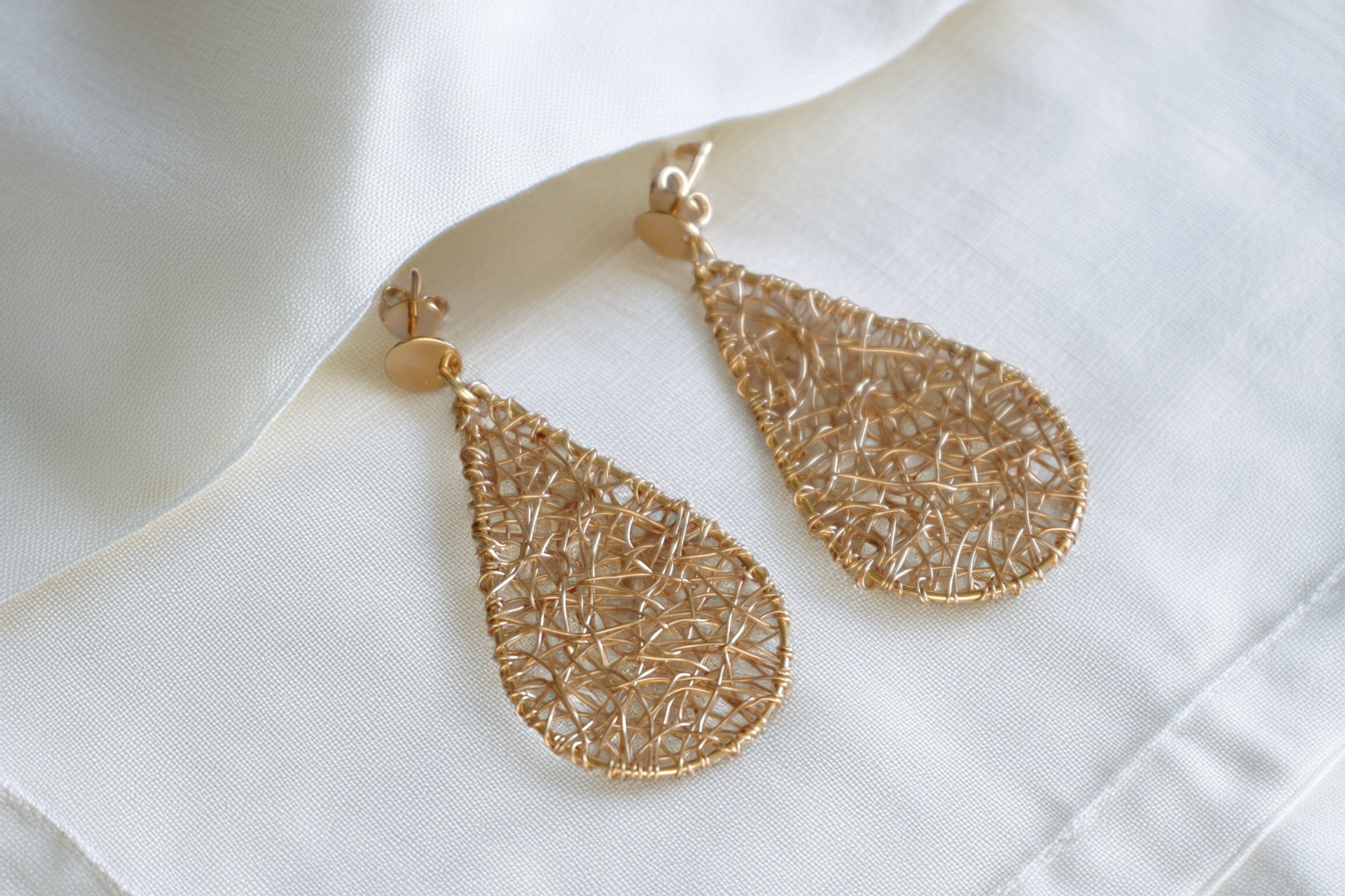 Alba Drops – Medium Gold Teardrop Wire Earrings